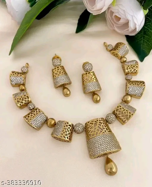 Shimmering Fancy Women's Necklace & Earrings Set 