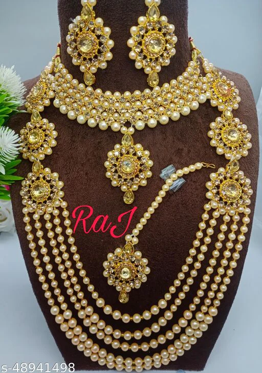 Sizzling Chunky Women Necklaces & Chains